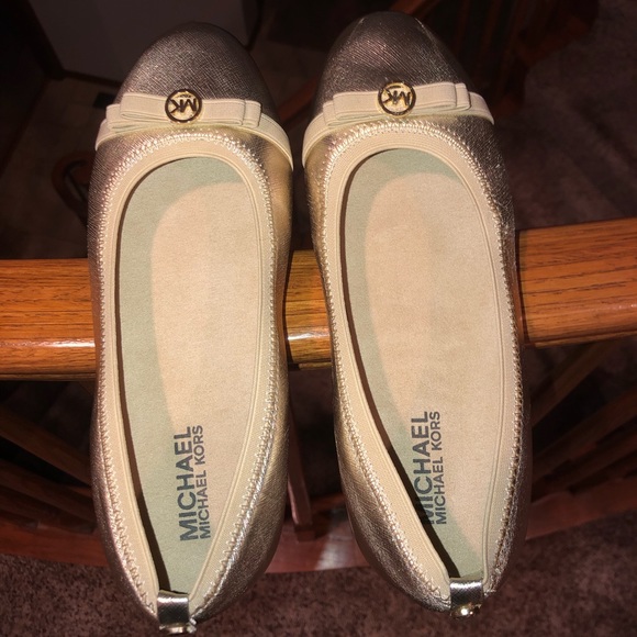 Girls Michael Kors Gold Flats - Picture 1 of 4